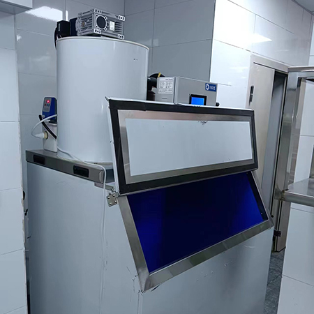 1吨片冰机外招款交付郑州某自助餐店